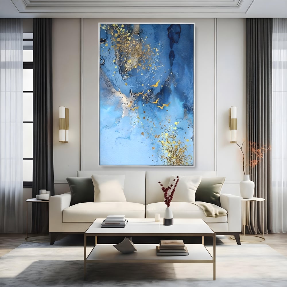 Tablou canvas cu tablou abstract cu pasari aurii, in rama de aluminiu argintiu, pe perete intr-un living